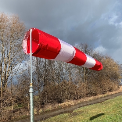 Windsackkorb mit Windsack 30 x 180 cm rot weiß 