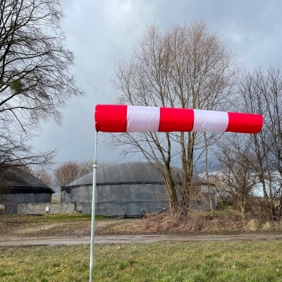 Windsackkorb mit Windsack 30 x 180 cm rot weiß 