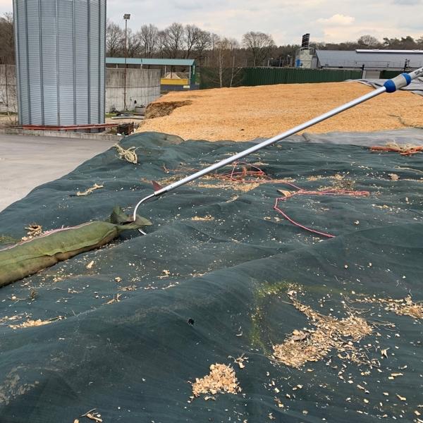 Die Beschwerungen, wie Silo Sandsäcke, ohne Mühe wegziehen und ohne sich zu nah an die Abbruchkante am Fahrsilo begeben zu müssen.